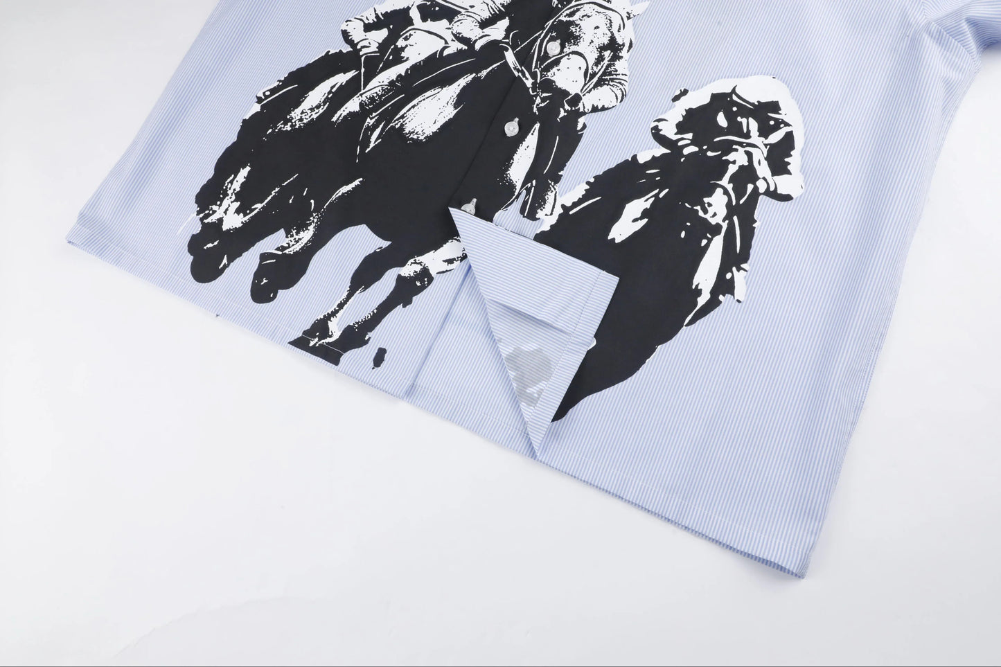 JOCKEY CROPPED BUTTON UP