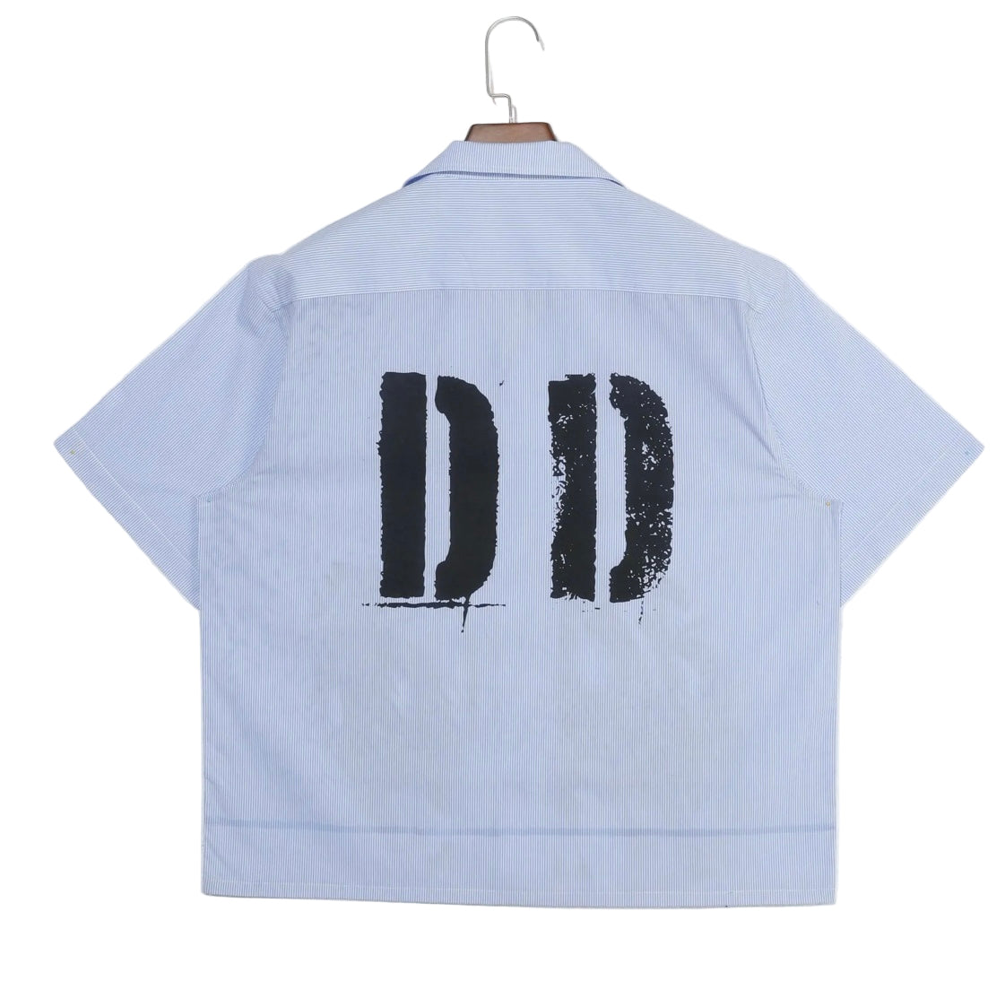 JOCKEY CROPPED BUTTON UP